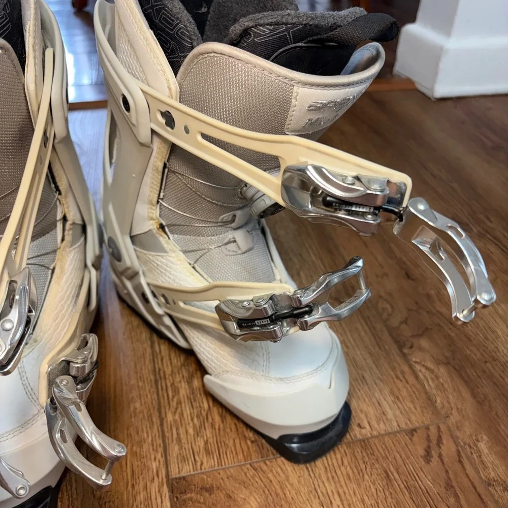 Apex ML-1 women's downhill ski boots Size 24.0 white gray snow boots